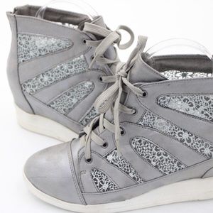 Natural breeze silver lace wedge sneaker